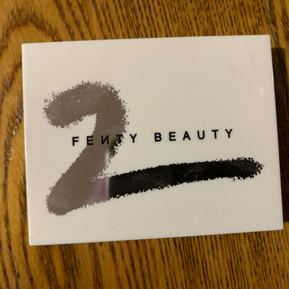 6 eyeshadow palette from fenty. Gorgeous mauve/purple/brown shades